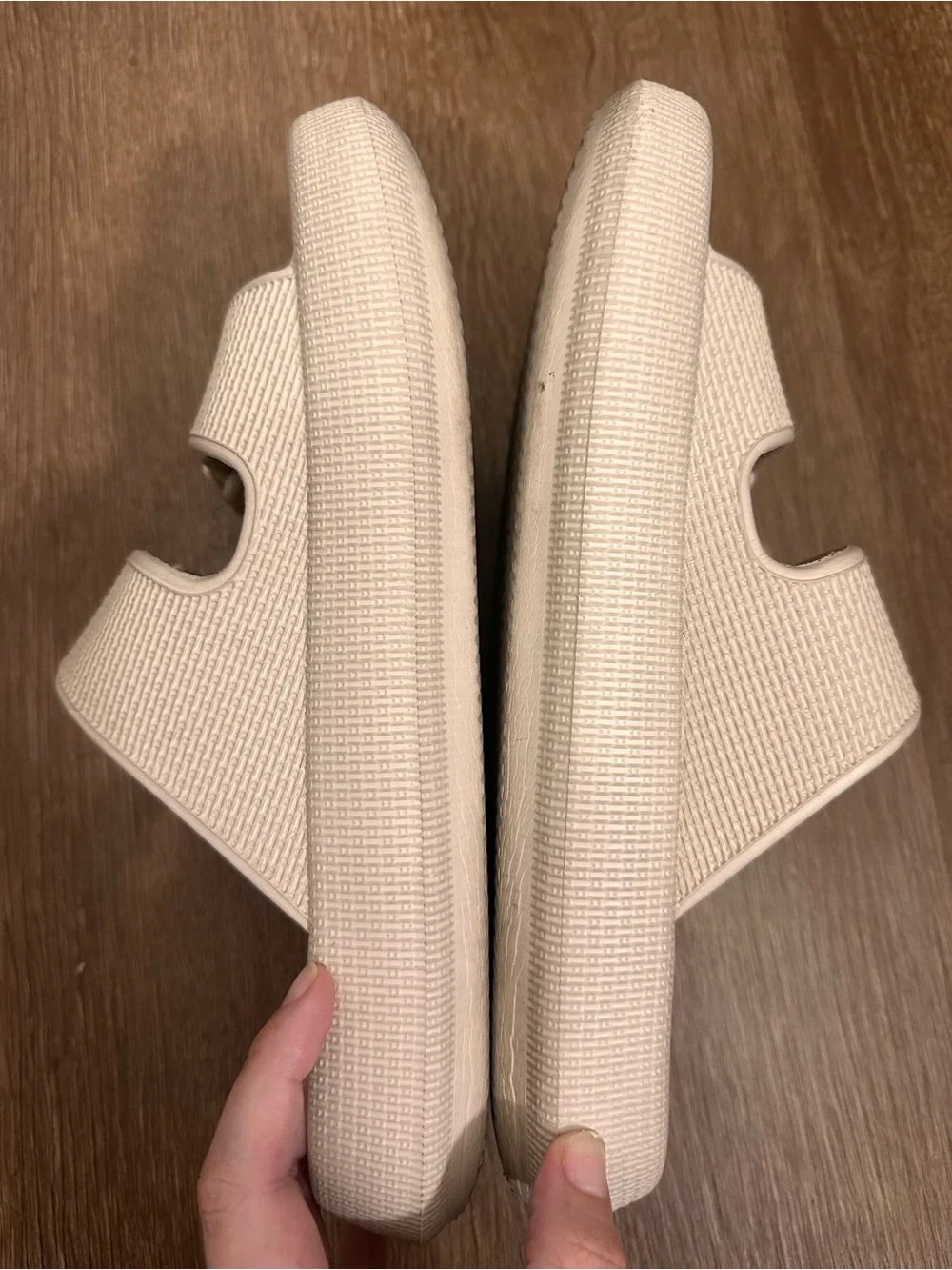 Cushionaire Women’s Cream Double-Buckle Cloud Slide Sandals Size 9
